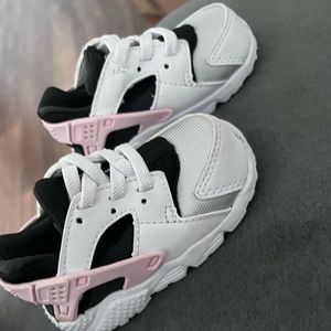 Infant girl shoes size 4c